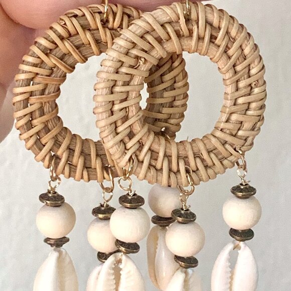 4 1/8"L Beachy Rattan Natural Cowrie Seashell Beaded Tassels Dangle Earrings New - Picture 2 of 5